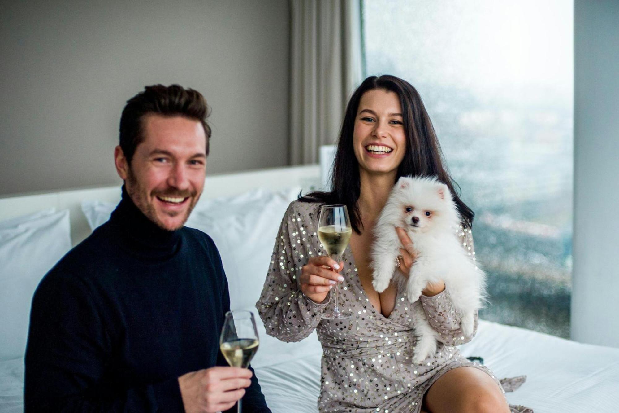 The Westin Hamburg Elbphilharmonie Hotel Luaran gambar A couple with a dog