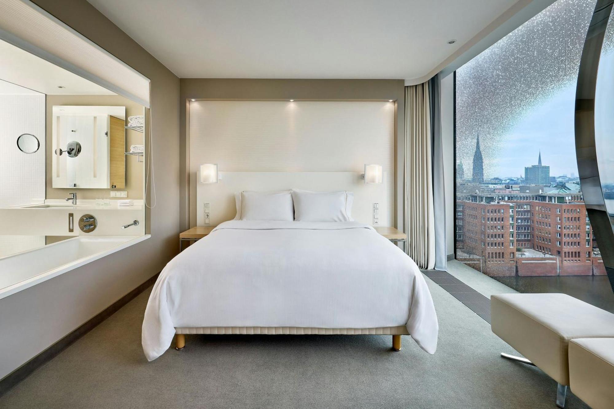 The Westin Hamburg Elbphilharmonie Hotel Luaran gambar A bedroom at the hotel